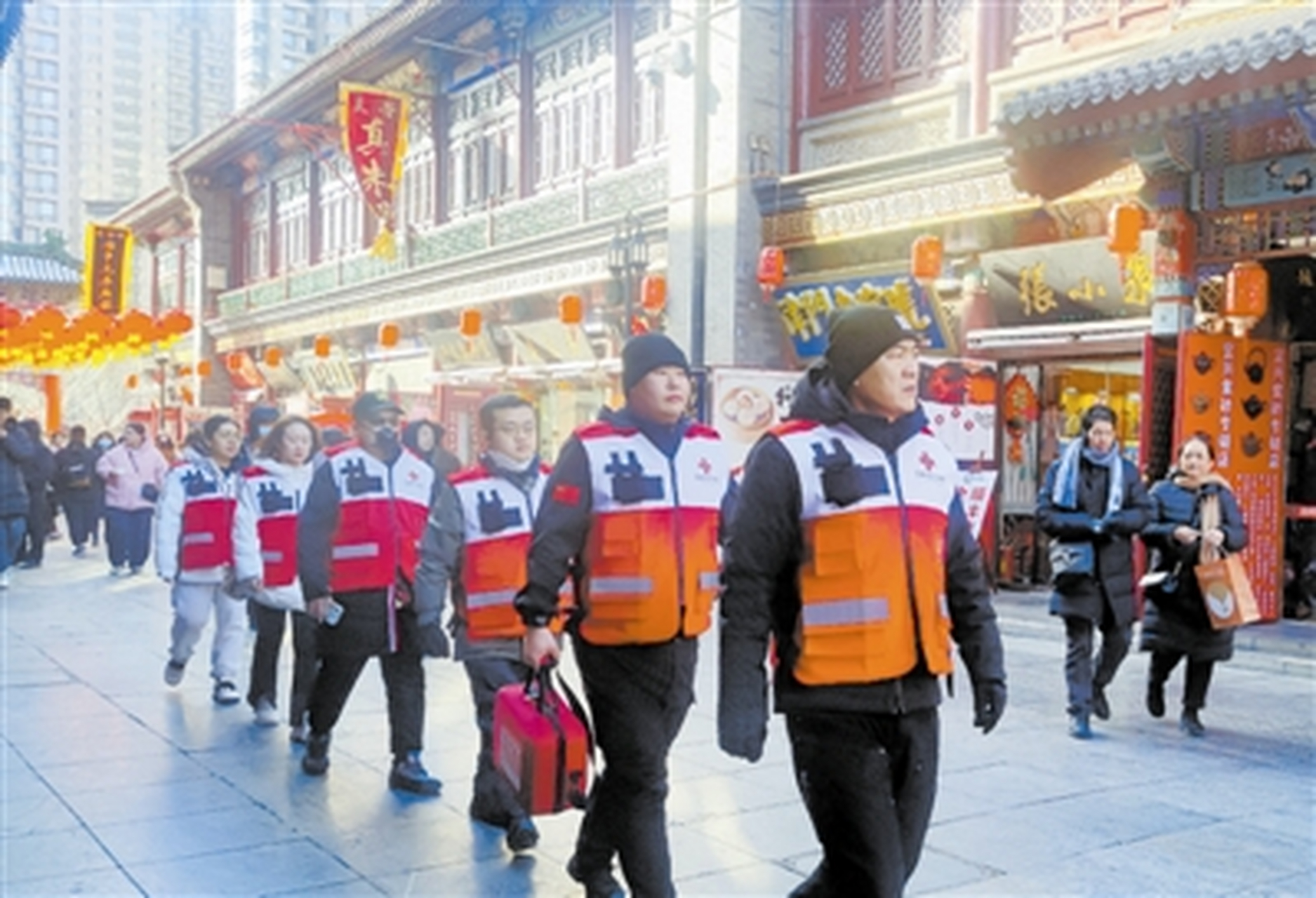 天津红十字志愿者景区服务  节日期间,天津红十字救援队的志愿者们在