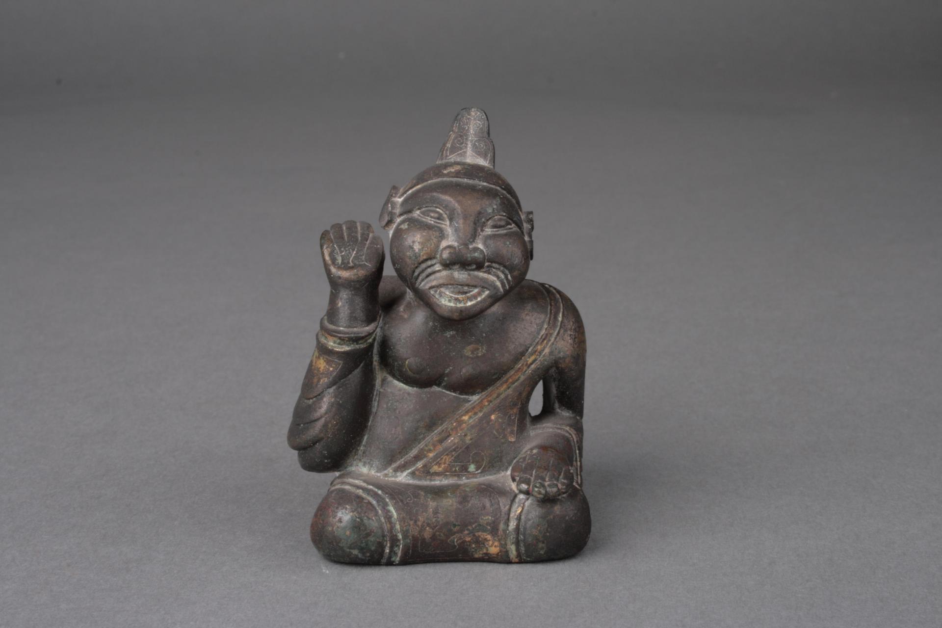 这是一件西汉时期的铜说唱俑,高7.8厘米,呈跪坐姿态.