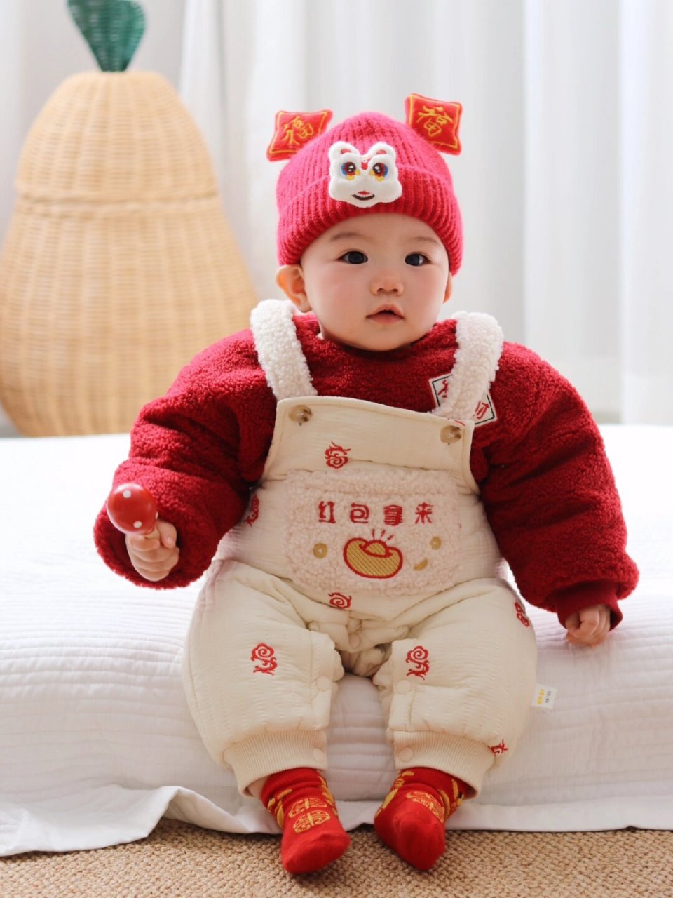 麻麻说长得可爱的宝宝才有红包  红彤彤的小脸蛋洋溢着纯真的笑容,身