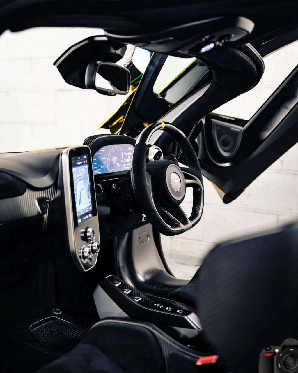 mclaren senna gtr,这款身披黄金战衣的塞纳,无疑是速度与激情的兔览