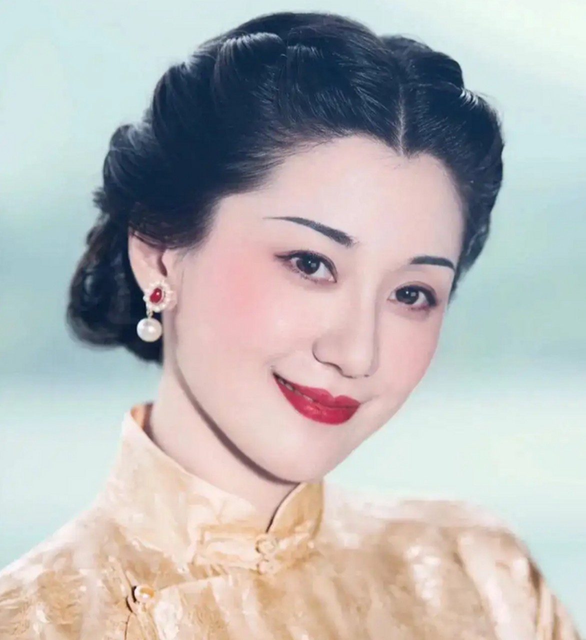 1937年,孟小冬因感情受挫来到上海,寻求闺蜜姚玉兰的安慰