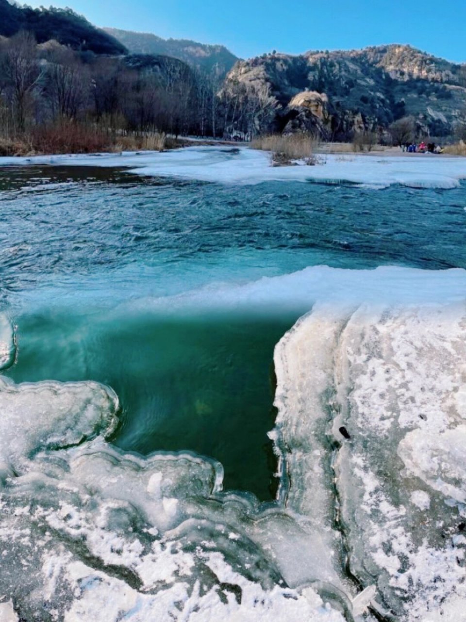 在这冰封的美景中,筠动户外邀请您一同前往白河峡谷,踏冰而行,感受
