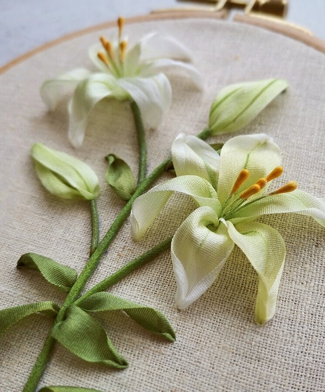 丝带绣百合花太好看了吧  这个小暑节气丝带绣作品,用丝带绣来展现大