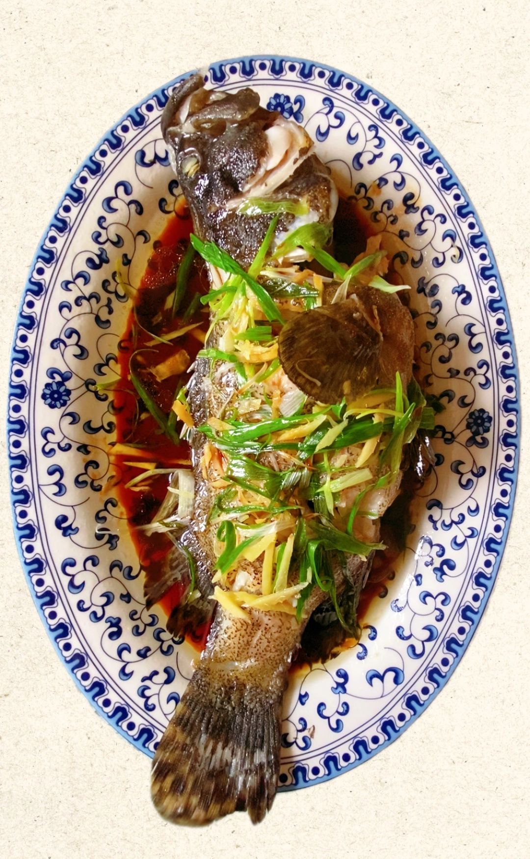 清蒸石斑鱼的做法步骤  准备一条新鲜的石斑鱼将鱼处理