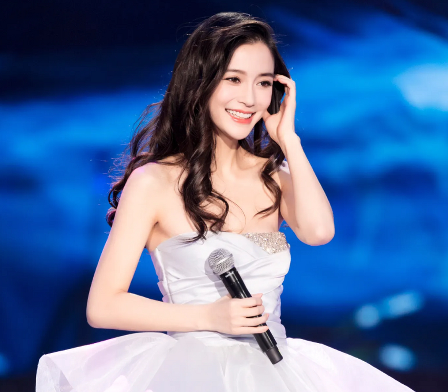 angelababy的粉丝们对她的祈愿充满了期待和祝福.