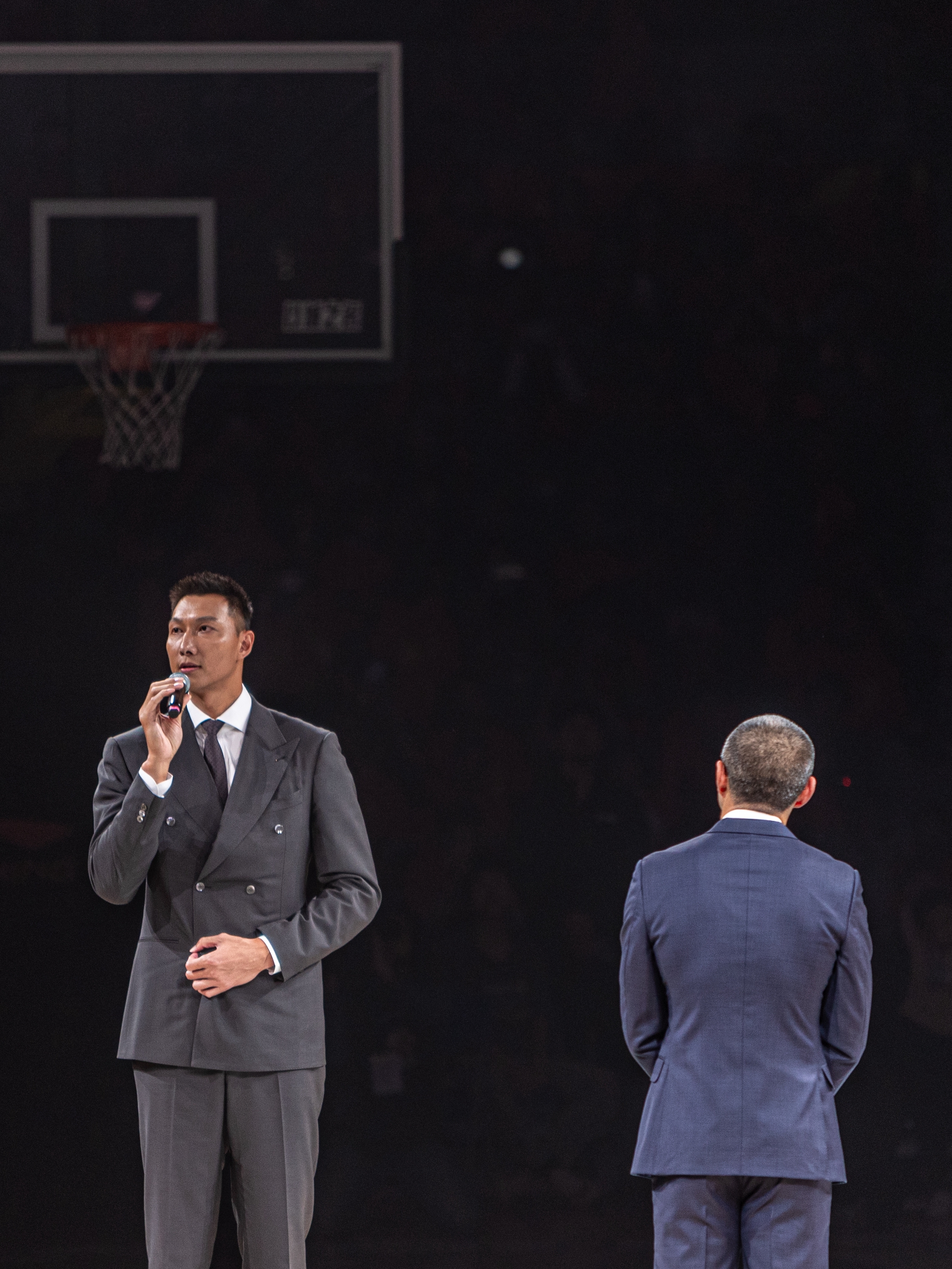 易建联球衣退役仪式上的这身灰色双排扣西装真的是很不错,维度及长度