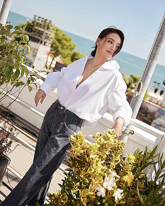 不需要修图的完美曲线,49岁女神舒淇的熟女感穿搭