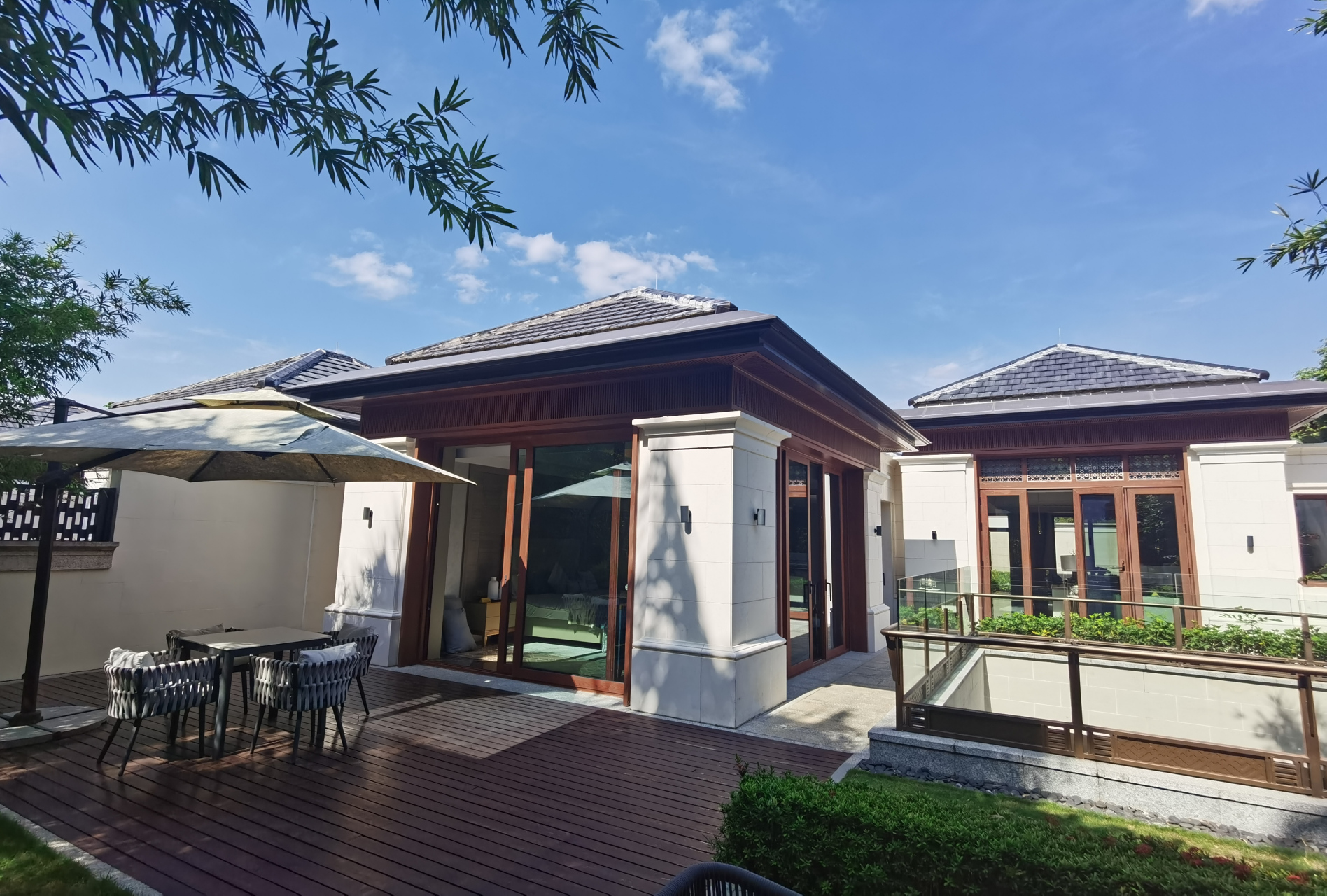 海南陵水清水湾别墅地理位置优越,环境优美,气候宜人,是一个理想的