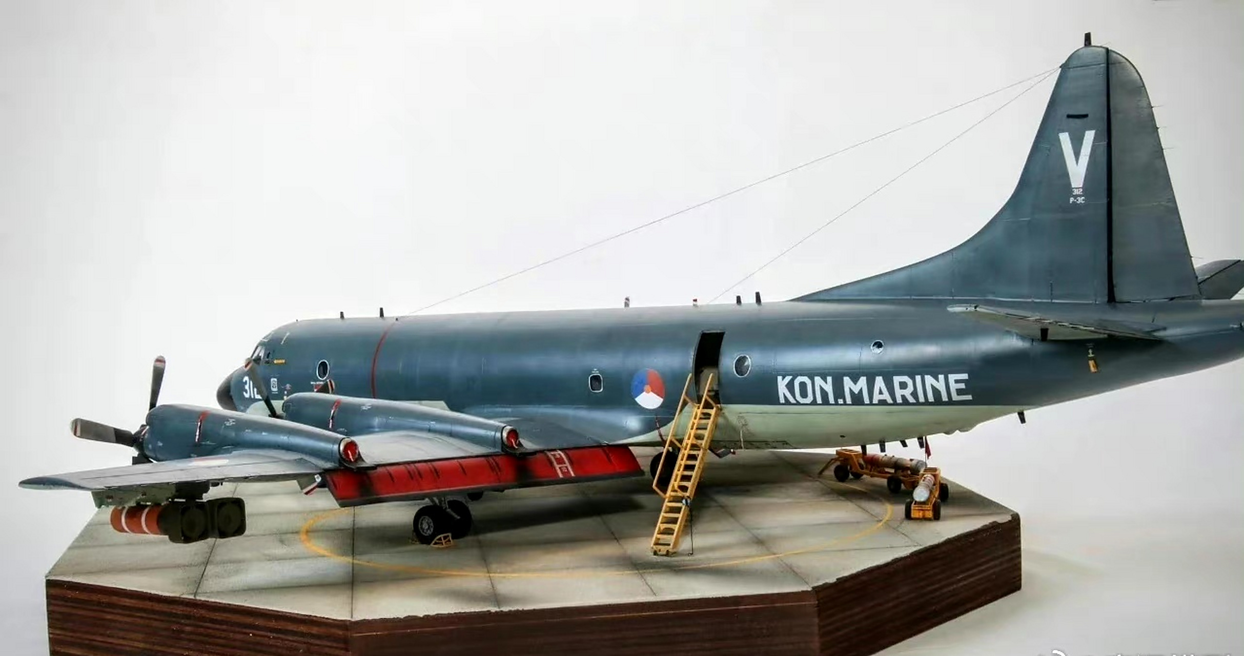 军模欣赏:1/48 荷兰海军 p-3c猎户座反潜巡逻机,该机是美军研制的岸基