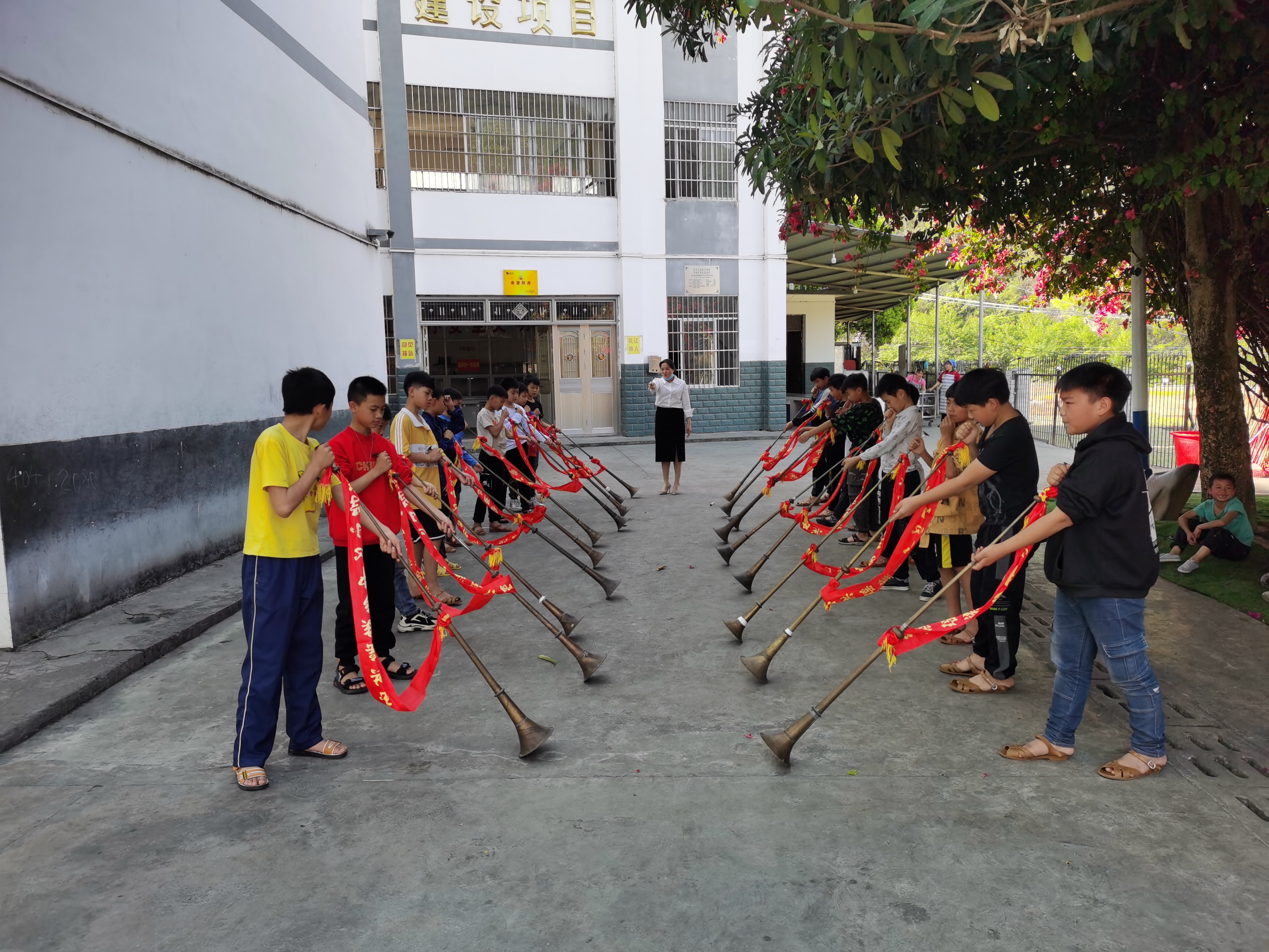 凌云县玉洪瑶族乡中心小学优秀班主任——黄凤