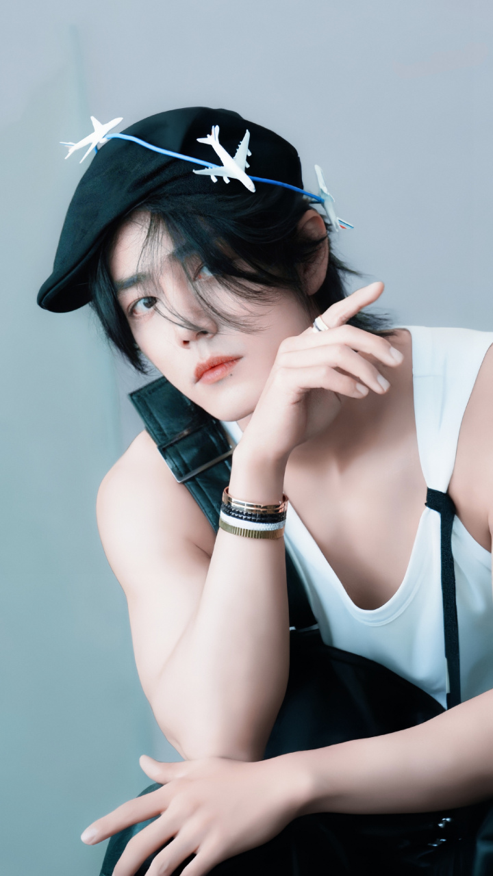 肖战2023年嘉人开年刊,长发,零落的刘海,带飞机的头饰,这是一个不羁