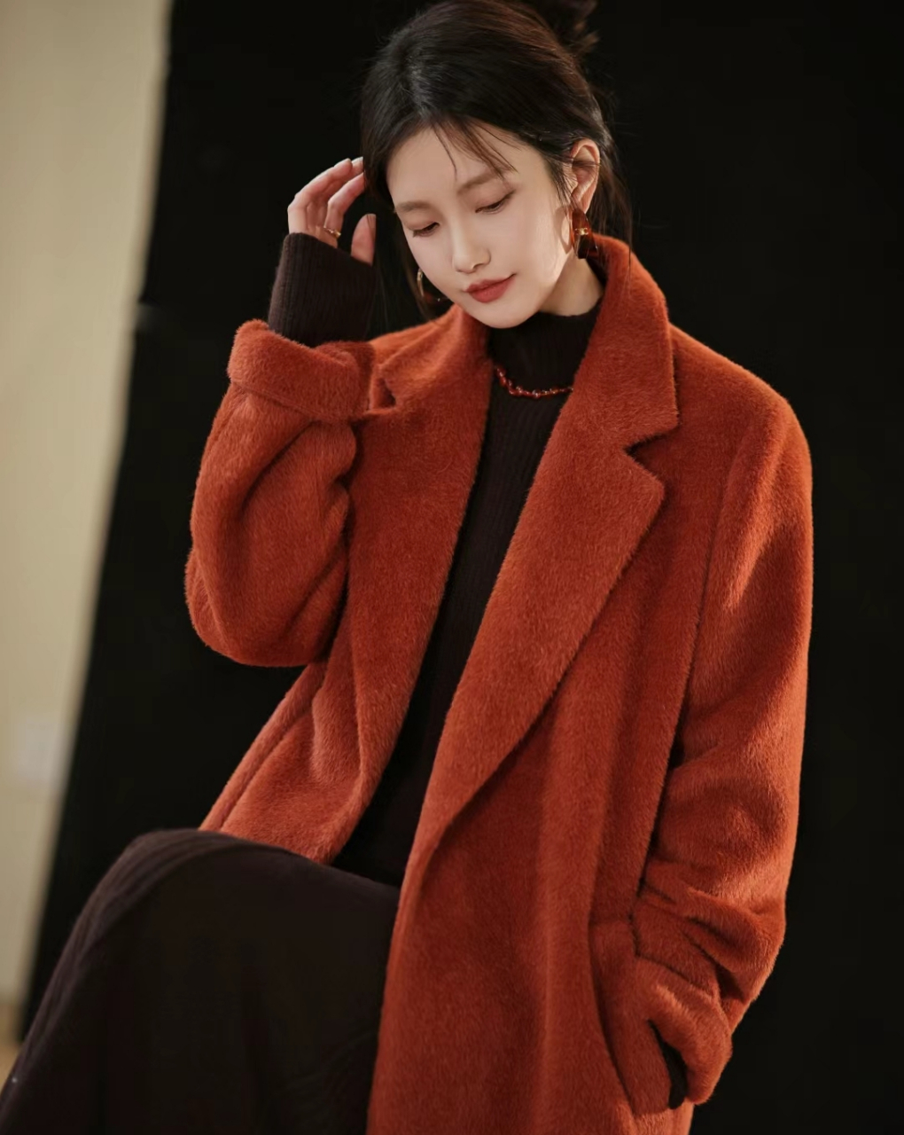 今天的她,穿了一件枣红色的大衣,搭配了一条棕色的针织连衣裙.