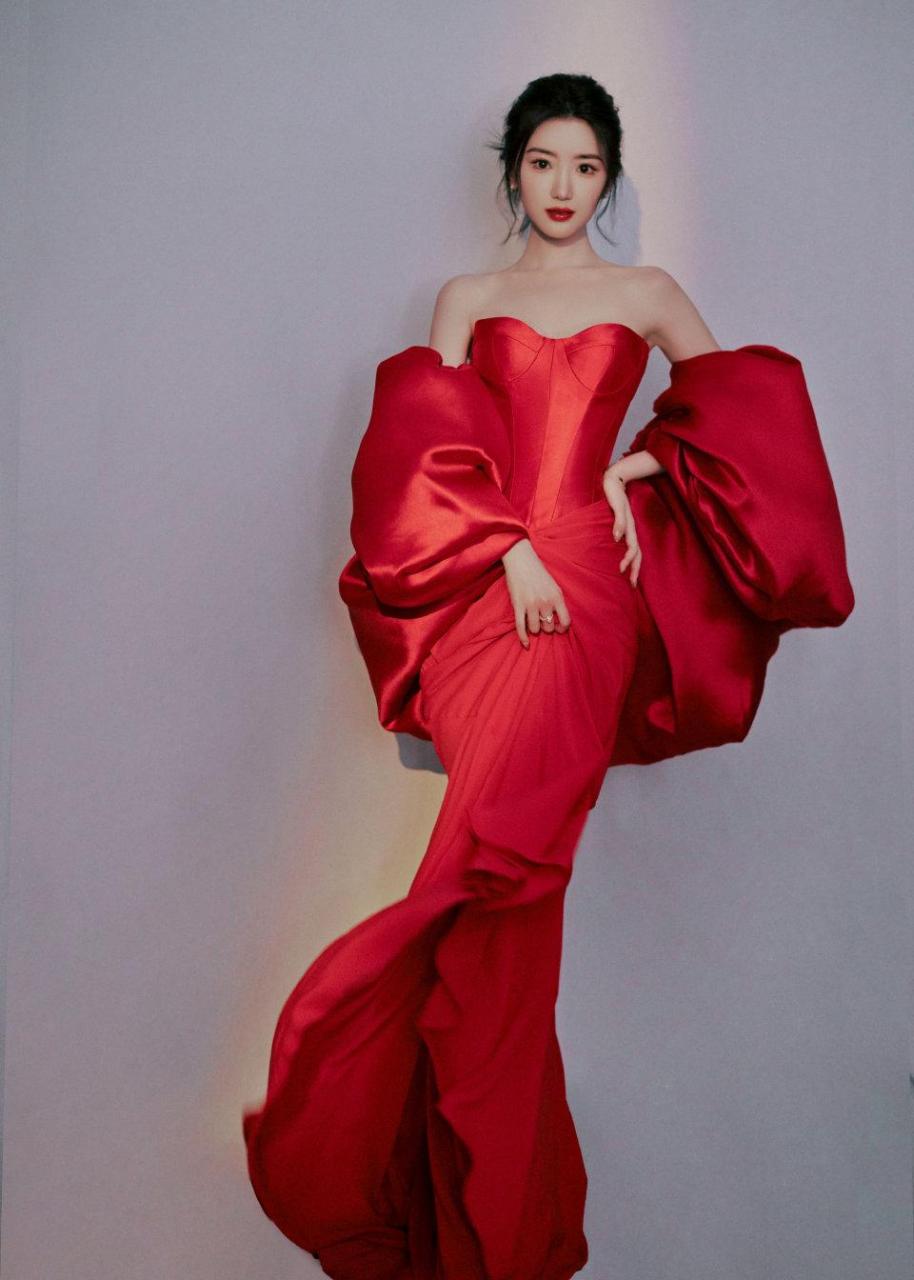 毛晓彤身穿一身红裙,明艳动人,优雅端庄.