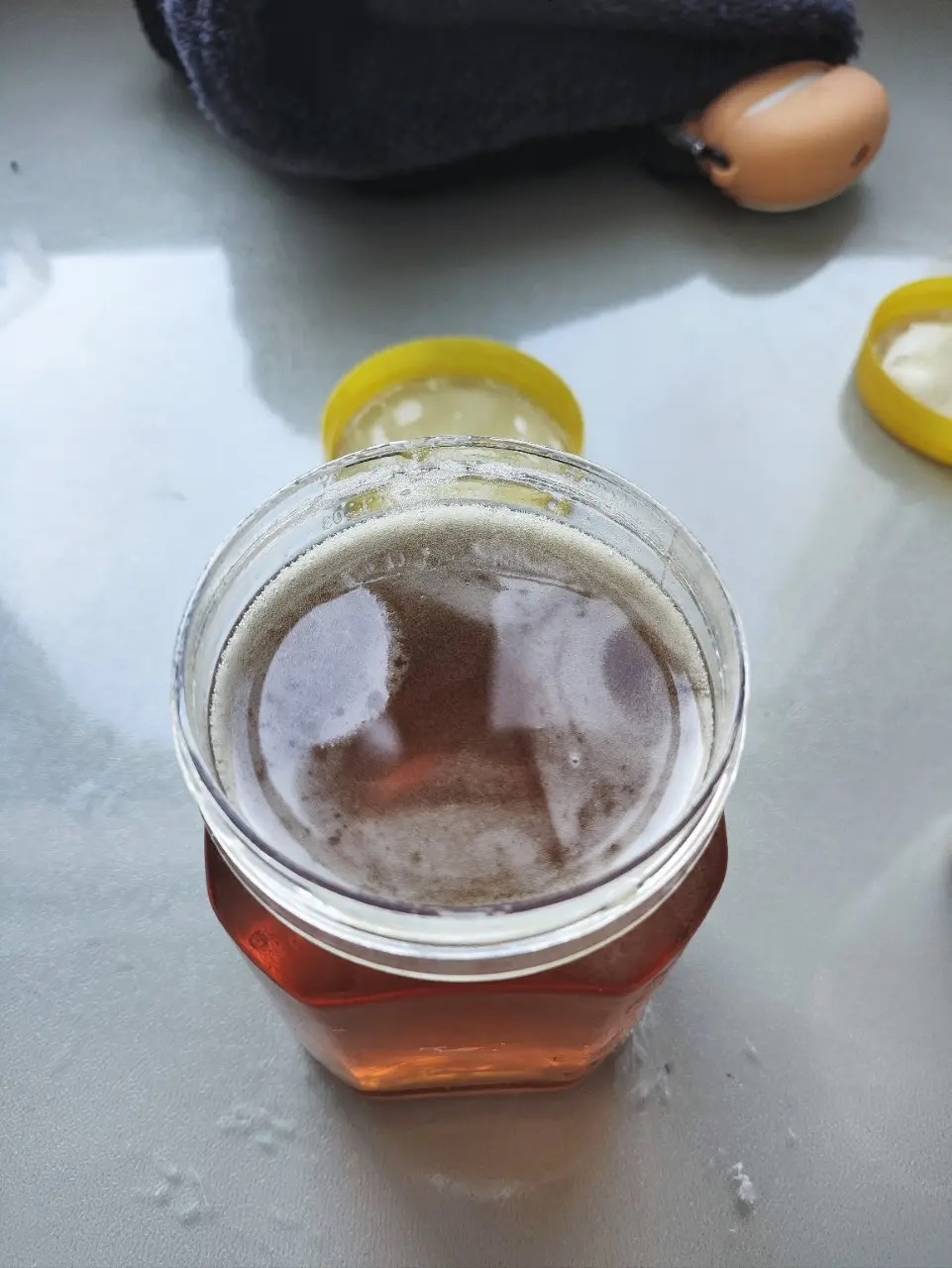 蜂蜜上面有一层白色泡沫是真的吗(蜂蜜上面有一层白色泡沫是什么情况) 蜂蜜上面有一层白色泡沫是真的吗(蜂蜜上面有一层白色泡沫是什么情况)