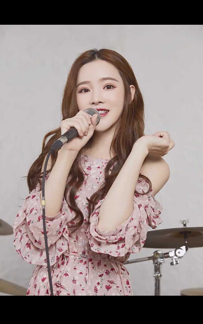 网红歌手  戴羽彤  yy旗下女艺人 中国内地女歌手戴羽彤,1997年4月12