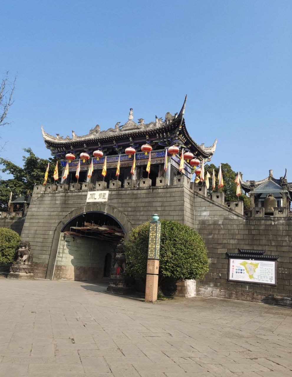 龙凤古镇,位于四川省遂宁市船山区,是一座承载着悠久历史和丰富文化