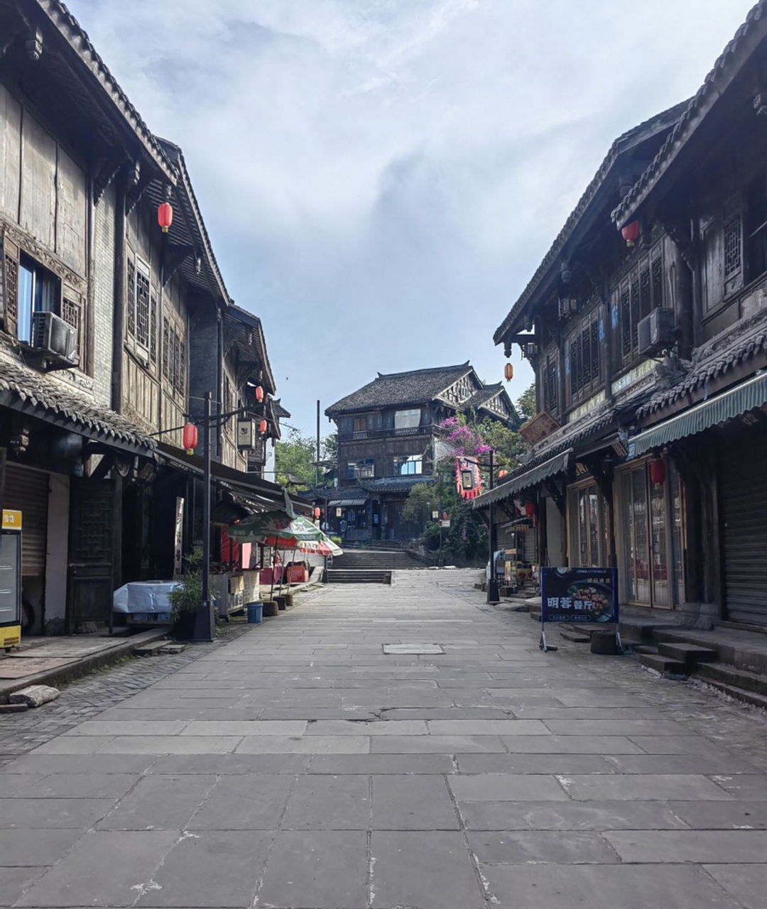 龙凤古镇,位于四川省遂宁市船山区,是一座承载着悠久历史和丰富文化
