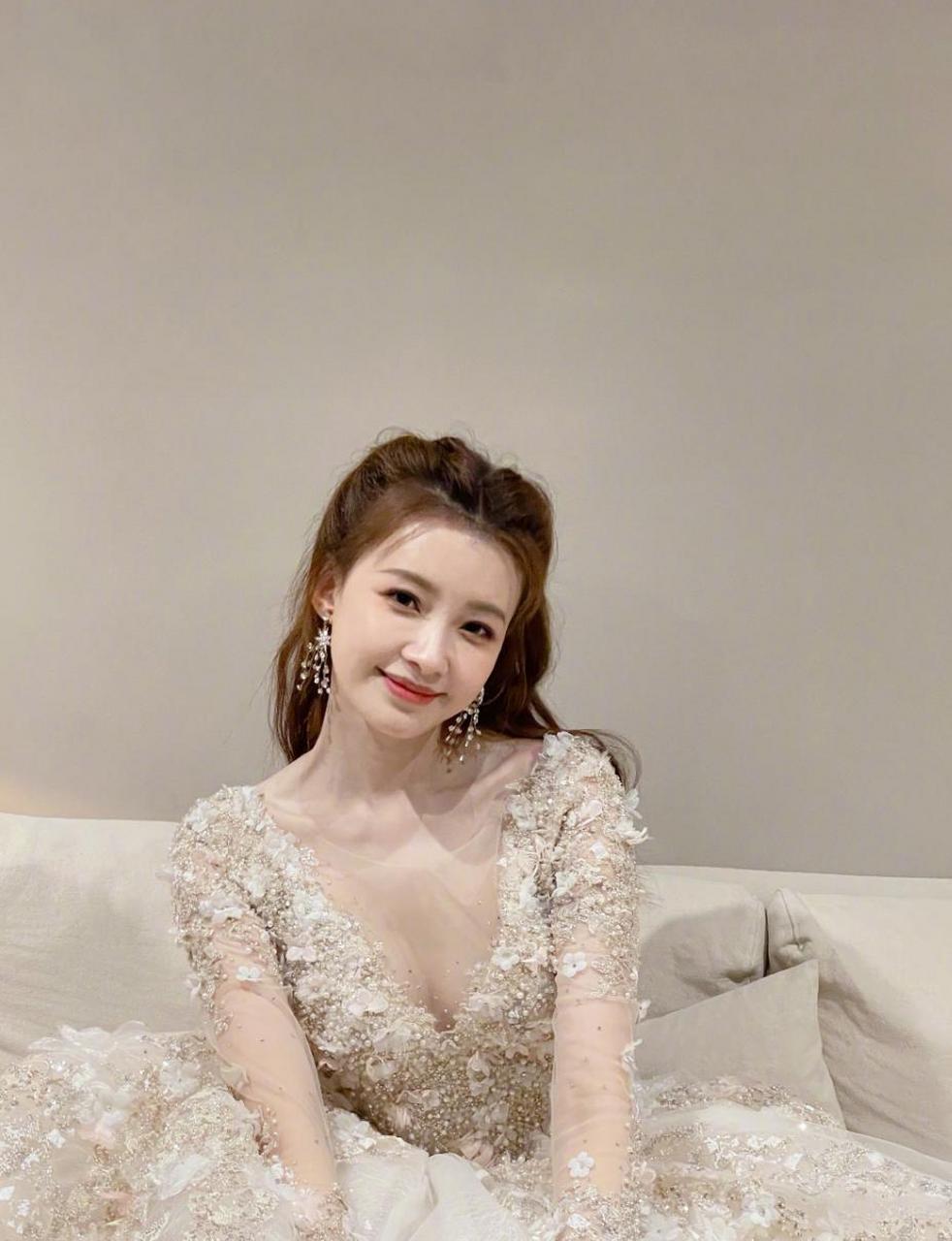 孙怡一袭深v婚纱礼服裙,优雅高贵,尽显女性魅力.