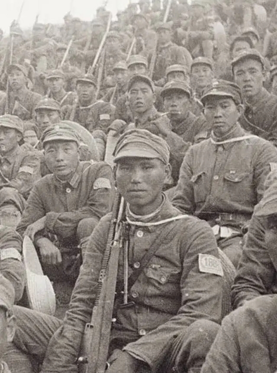 抗战时期,严阵以待的抗日战士们真实留影,照片中战士们穿着破旧的军装