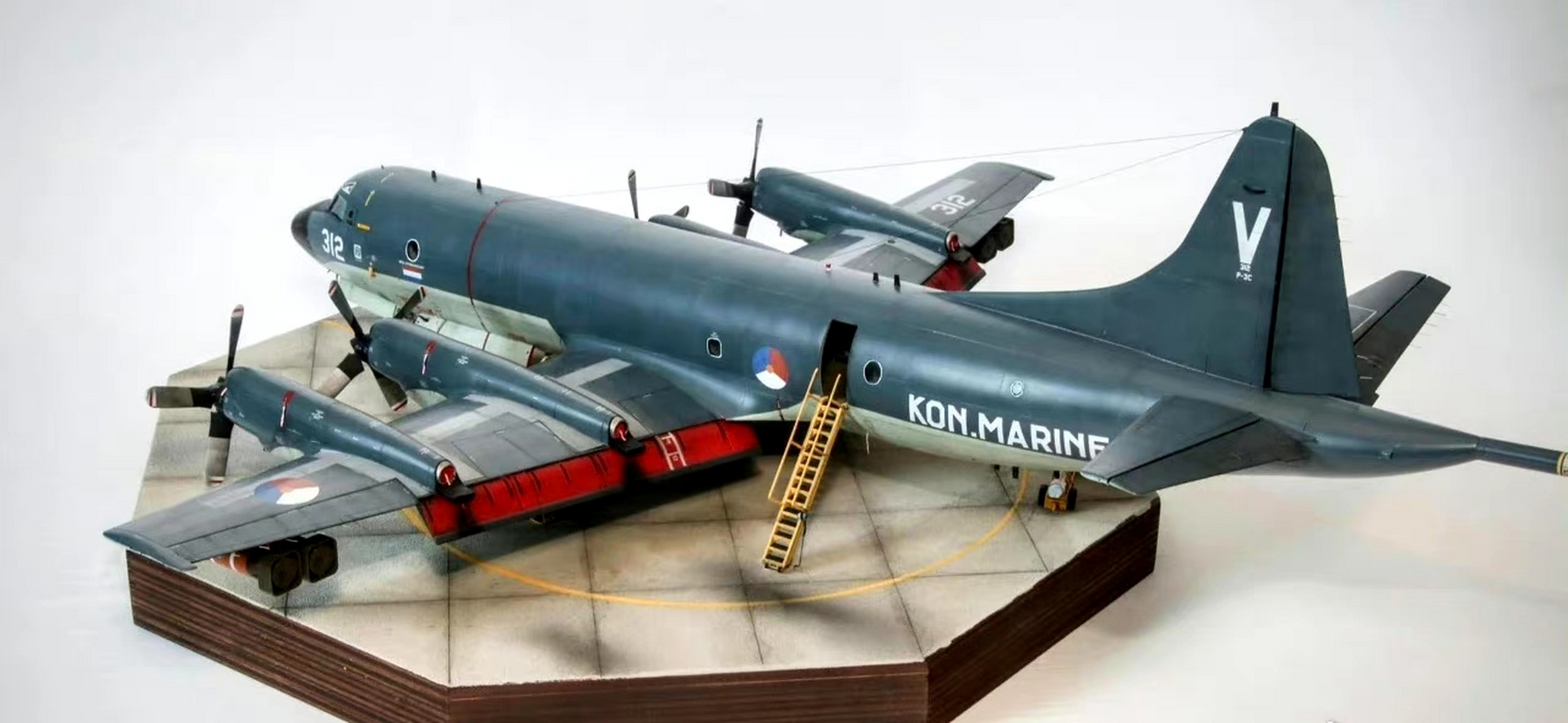 军模欣赏:1/48 荷兰海军 p-3c猎户座反潜巡逻机,该机是美军研制的岸基