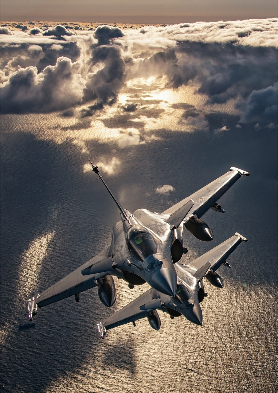 战机欣赏:法国空军 阵风战斗机,该机采用双发,单垂尾,鸭翼加三角翼式