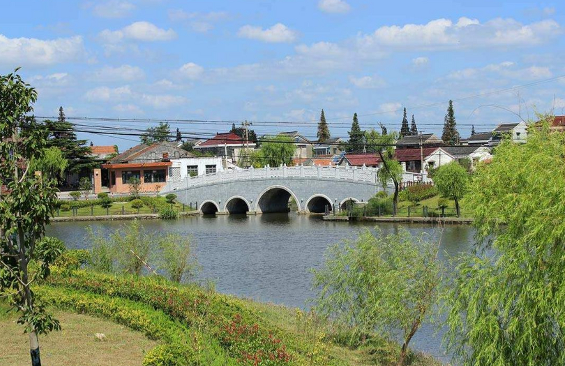 余西古镇是南通市的文化名片,拥有千年历史,被誉为江苏的"龙城".