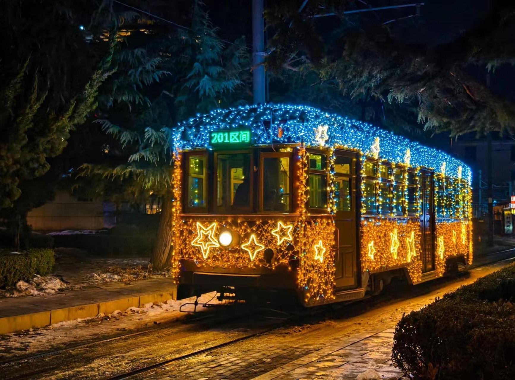 大连百年有轨电车披上"光影外衣"#振兴新突破辽宁杠杠滴# #贯彻二十大