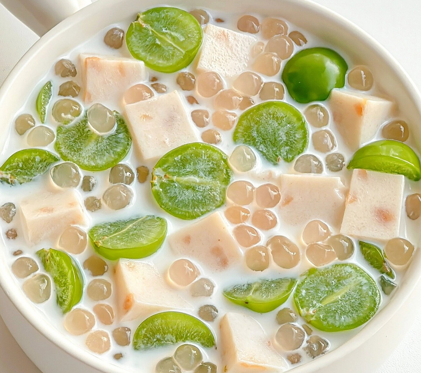 青提茉莉奶冻西米露 青提甜滋滋的,茉莉奶冻香甜嫩滑,qq弹弹的西米再