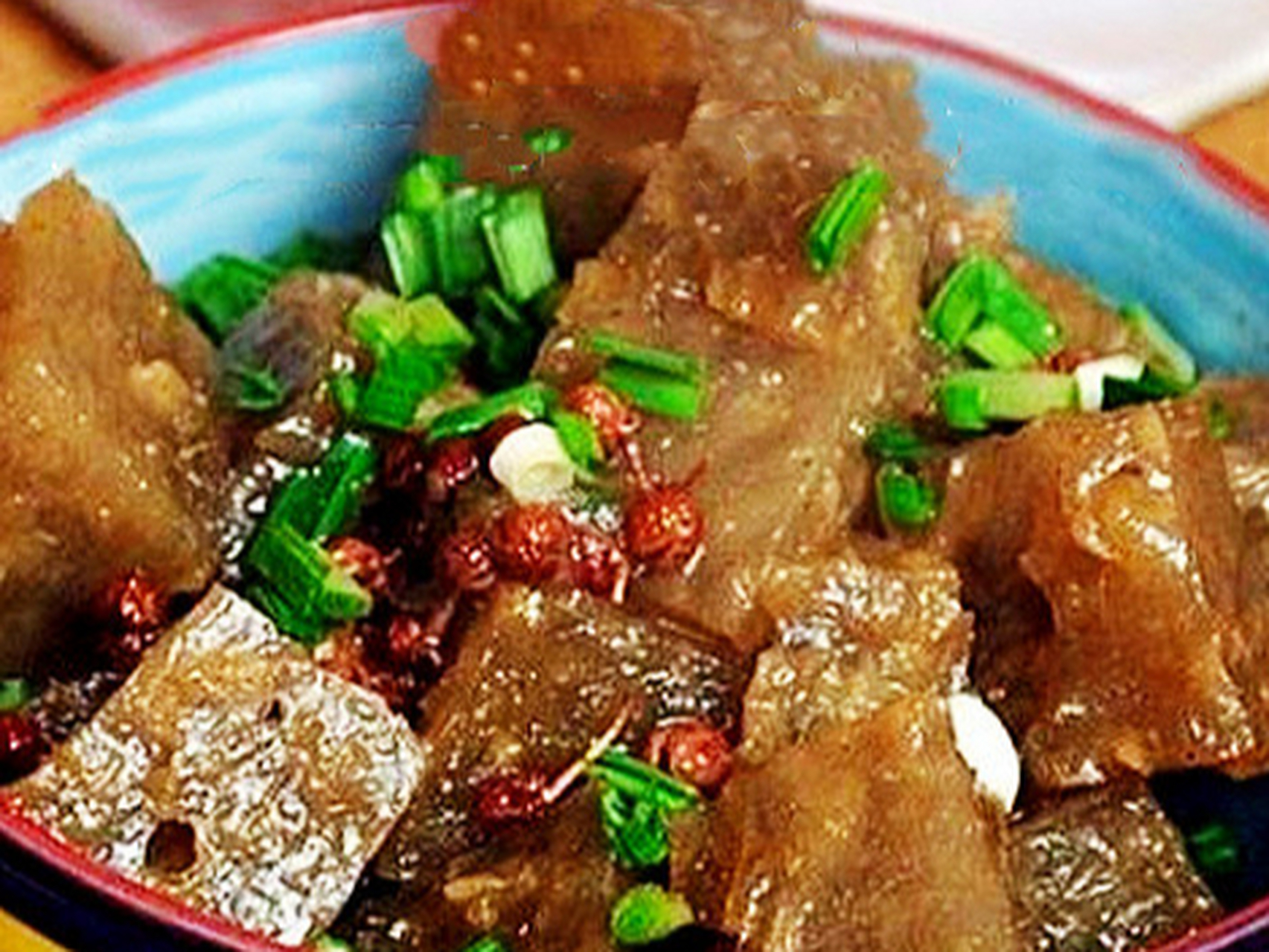 小炒皮渣碎是一道色香味俱全的创意菜品,将皮渣与青椒,红椒一起炒制