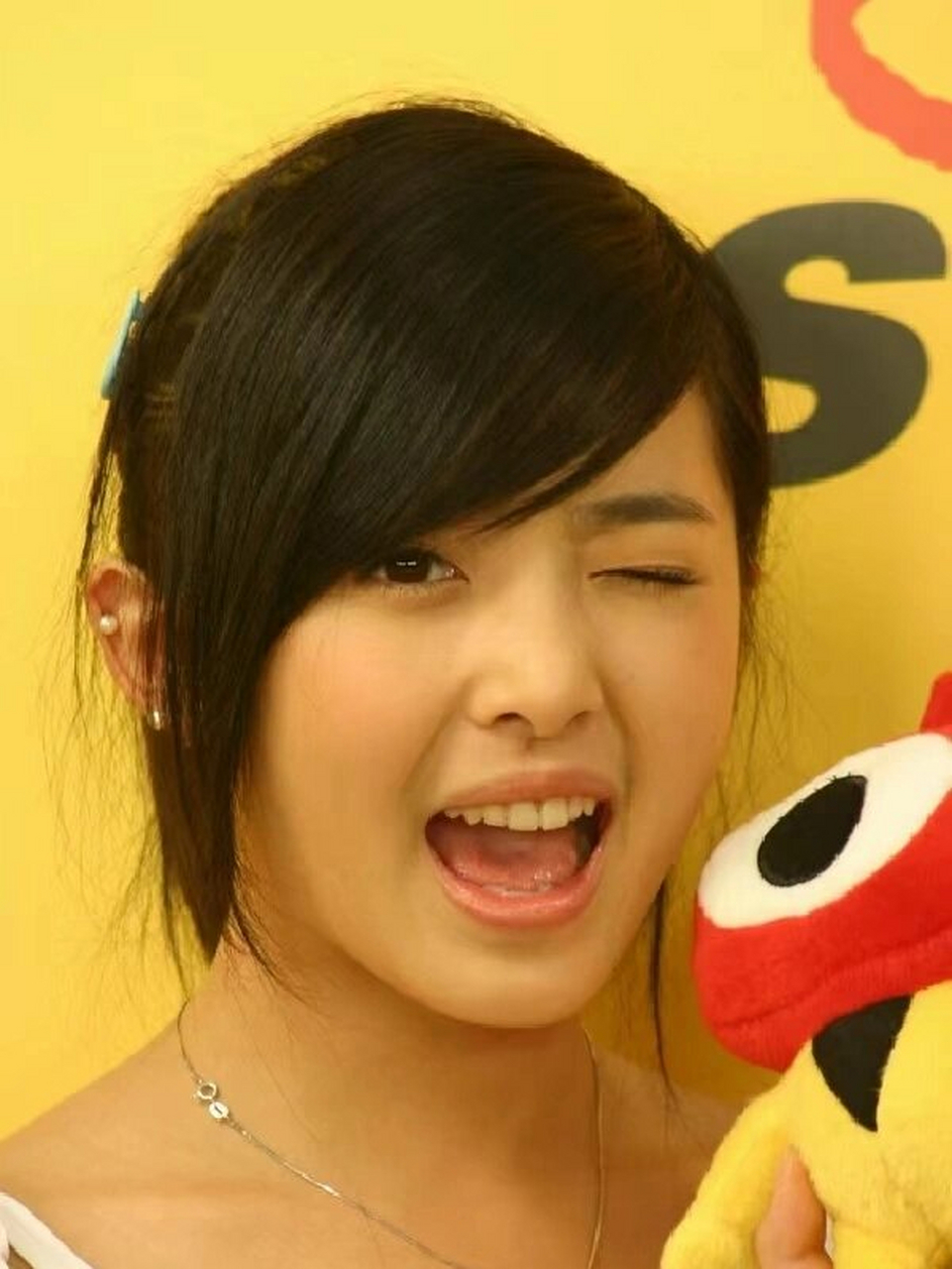 房棋的这句话,让台上的张含韵泣不成声 以前张含韵通过超级女声红遍