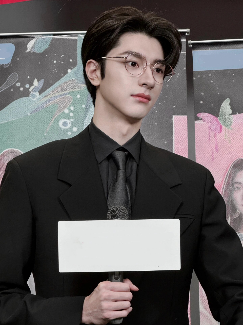 林一这身黑西装帅炸!