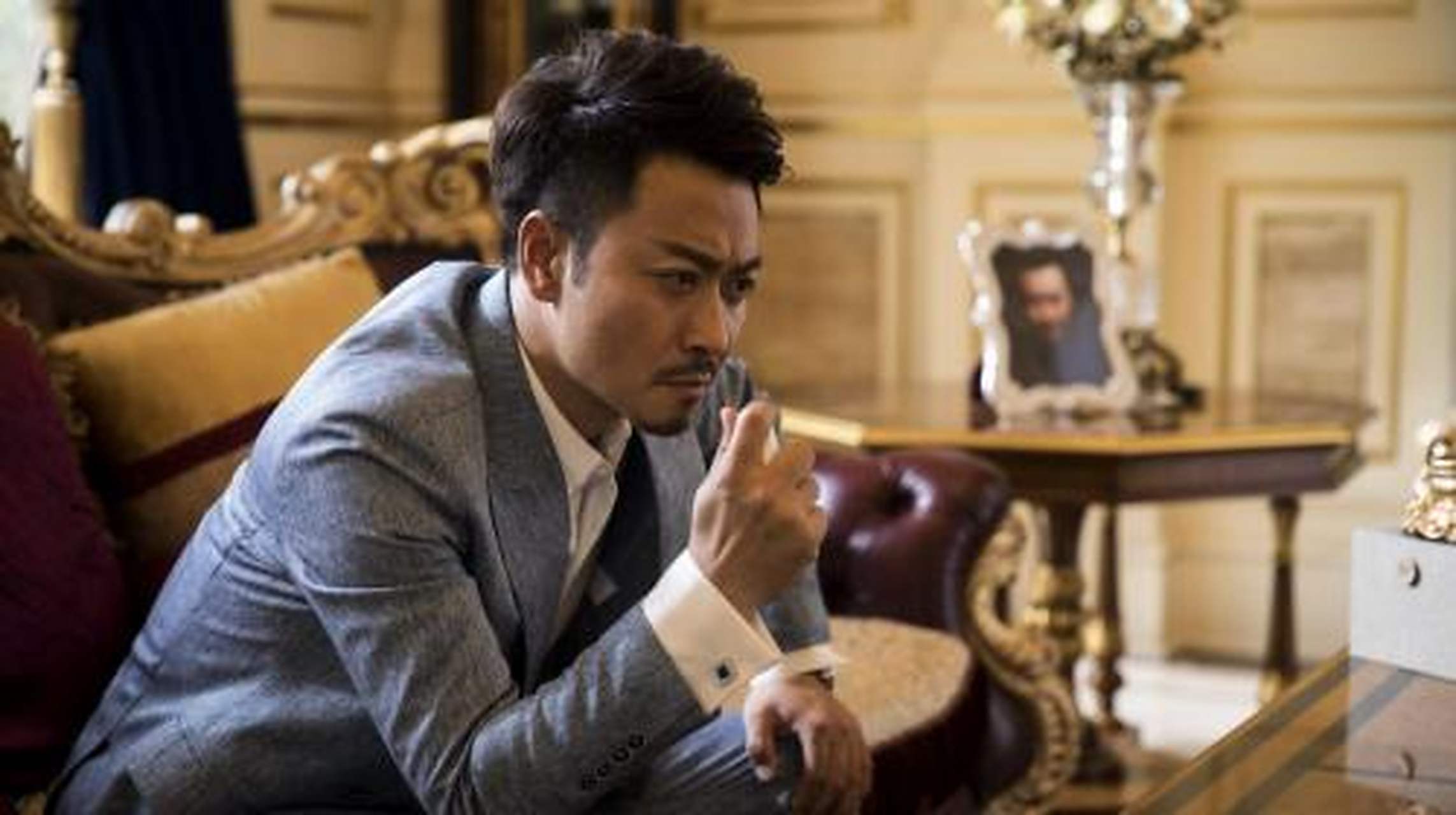 《澳门往事》结局中周越彬为救伊妍,选择自我救赎,最终两人相拥而泣