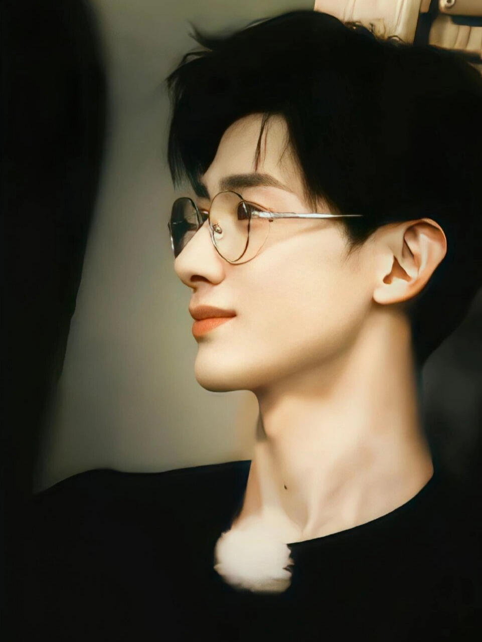 白敬亭发布了一组全新照片,照片中的他疑似鼻子上佩戴了一枚鼻钉