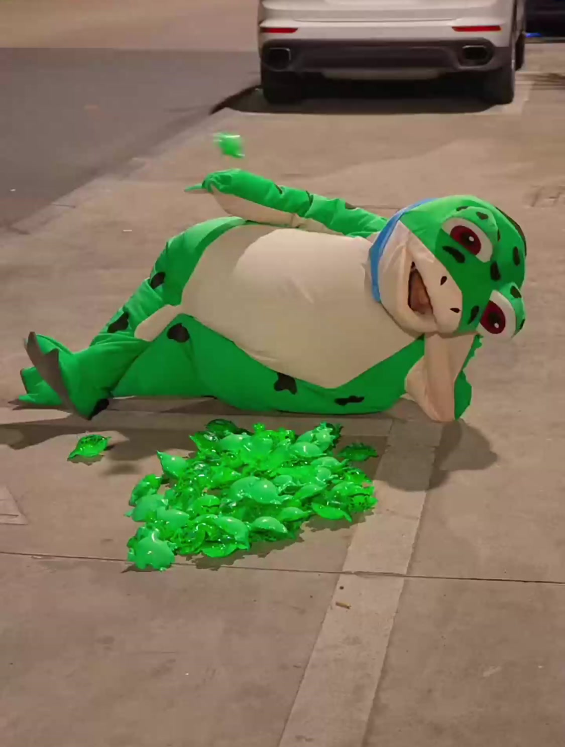 网红青蛙的整活日常,可爱又奇怪,专治不开心!