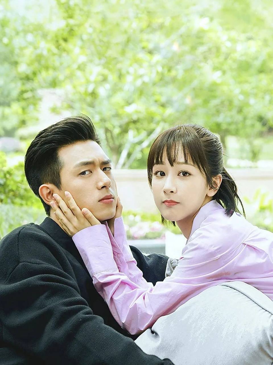 杨紫和李现昨晚双双发合照,杨紫配文:"朋友们都在身边,真好,新年快乐!