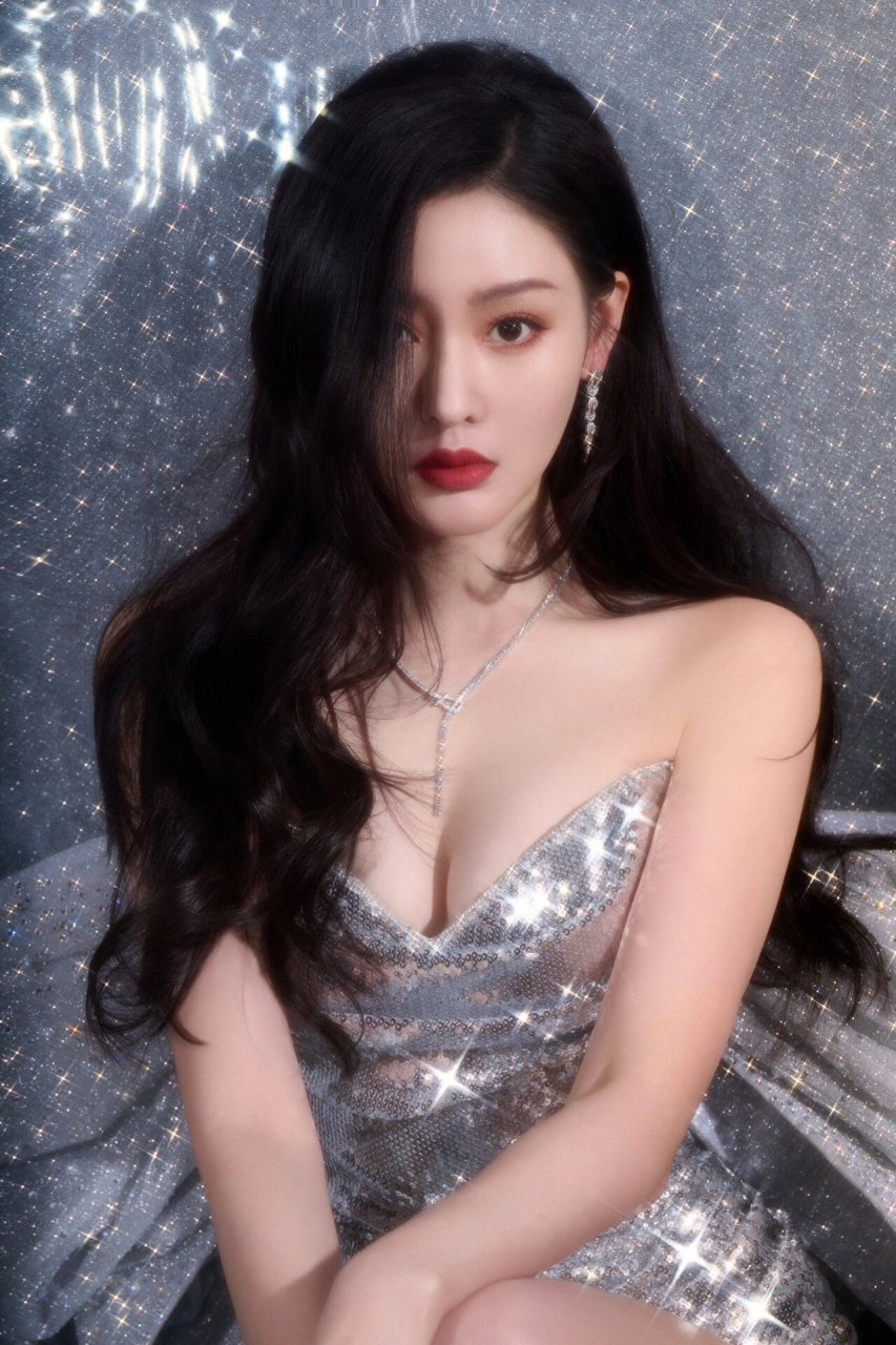 张天爱拍新造型真美,穿银色抹胸亮片礼服裙性感又妩媚,完全藏不住女人