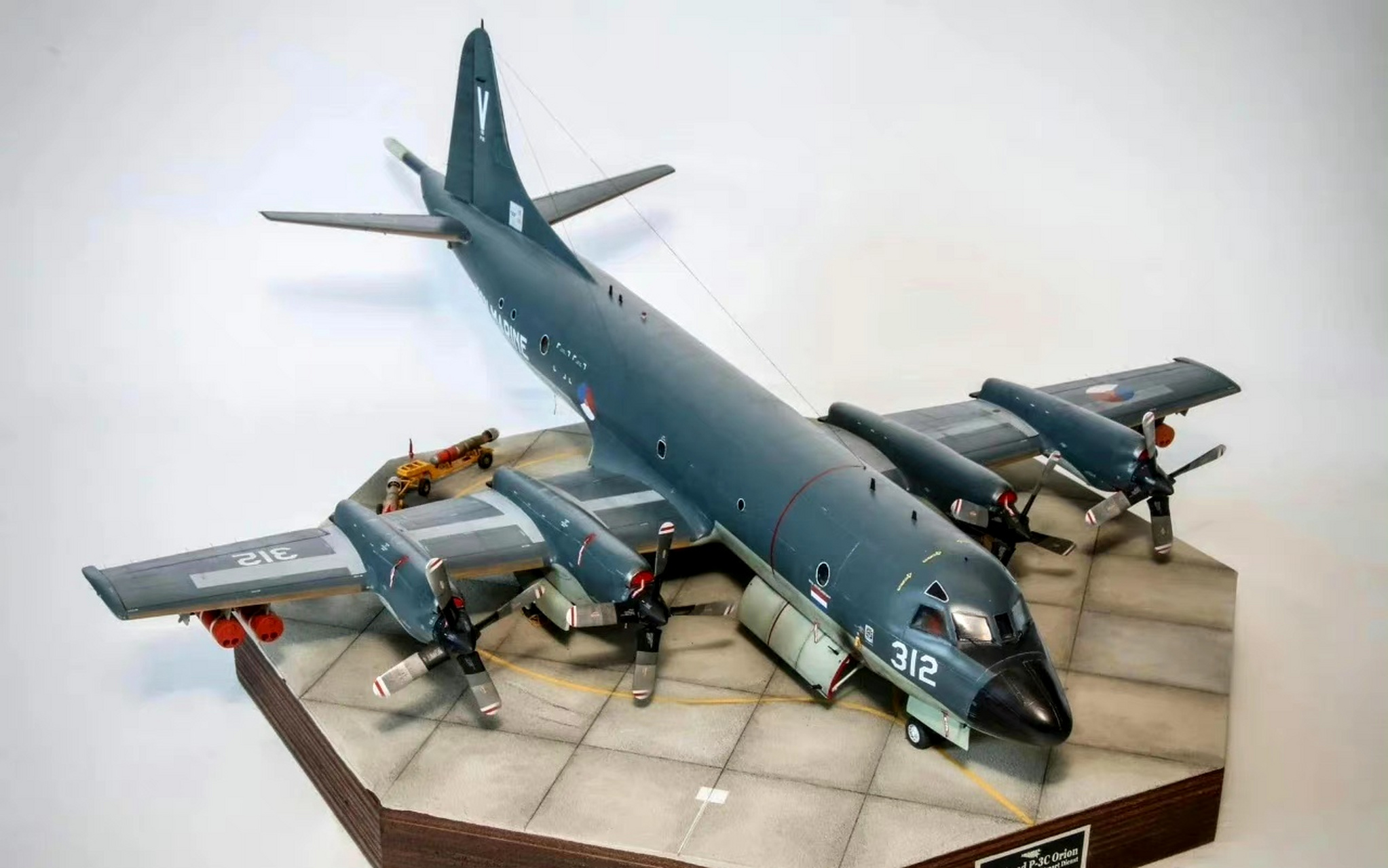 军模欣赏:1/48 荷兰海军 p-3c猎户座反潜巡逻机,该机是美军研制的岸基