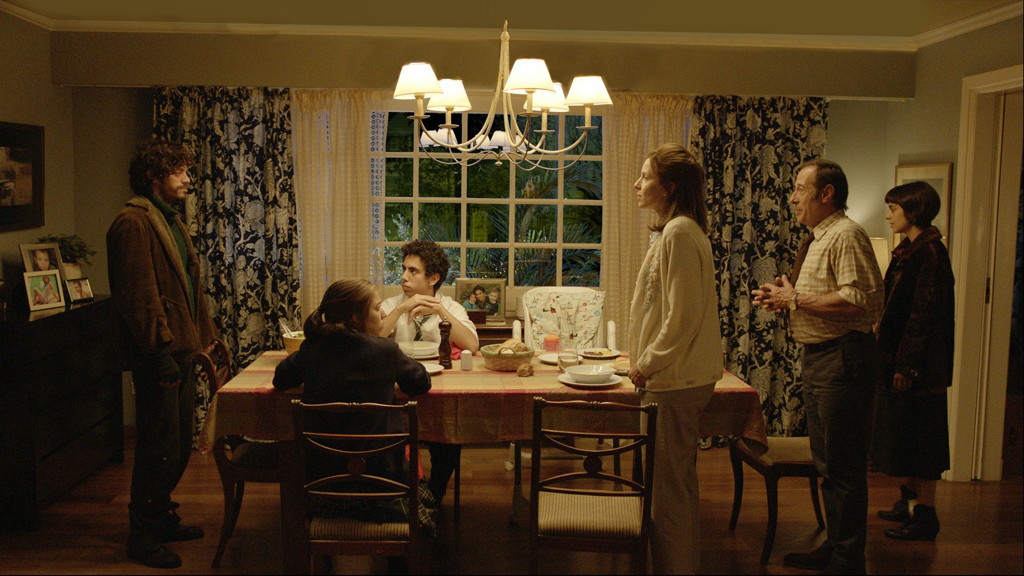 《动物本能》,阿根廷版《寄生虫》,一个疯狂且耐人寻味的故事