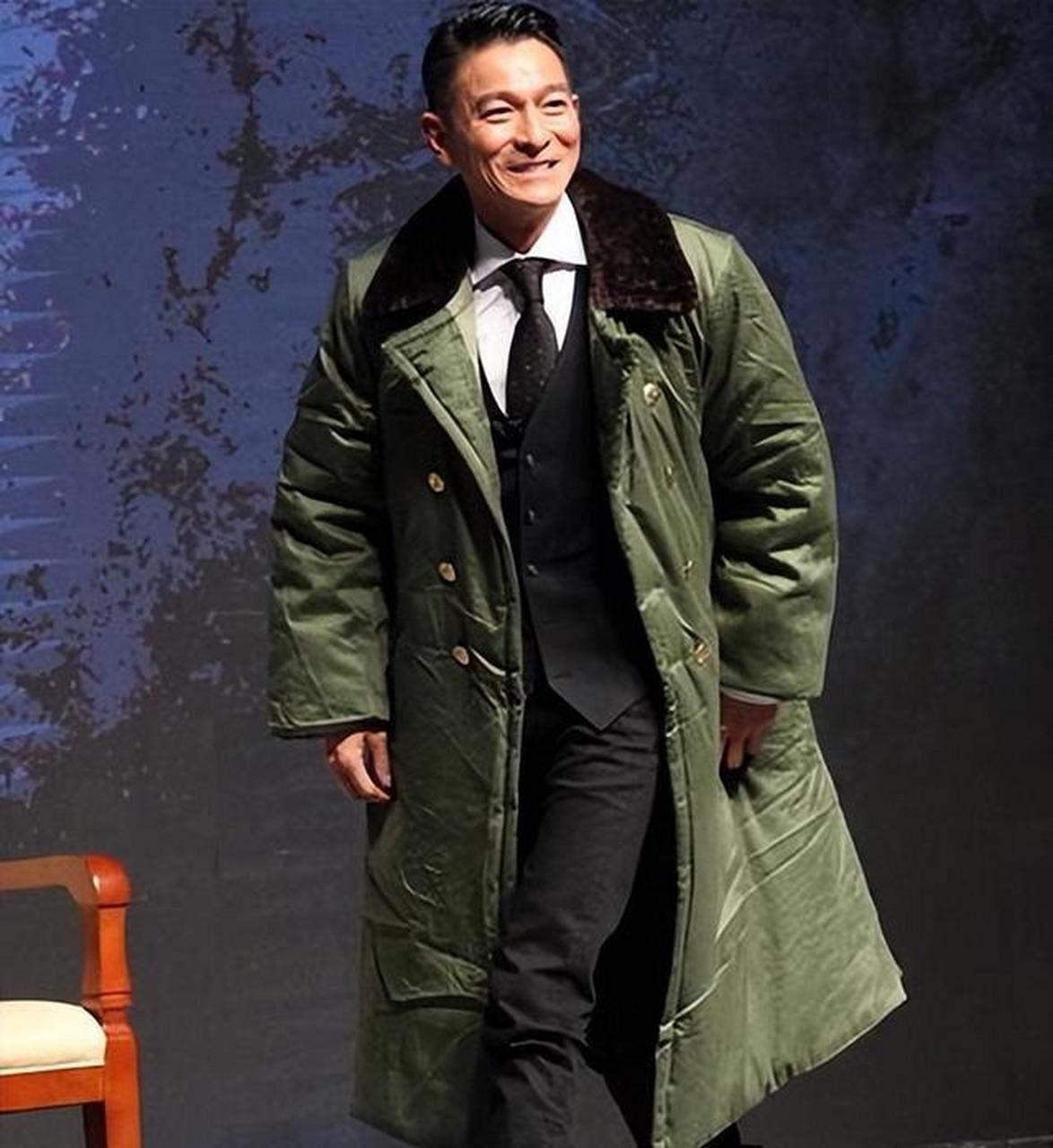 近期,军大衣在娱乐圈掀起流行风潮,刘德华成为代表人物.