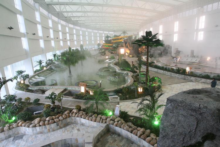 东海森林温泉度假区的温泉资源得天独厚,拥多处露天和室内温泉池