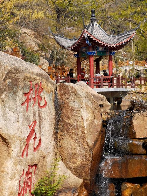 桃花涧景区的自然风光极为秀美,山峦叠嶂,水碧山青,景色宜人