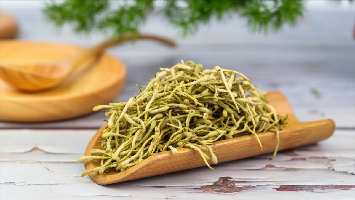 金银花,这是一种生长在我国的常见草本植物,也是中药药材中的一员.