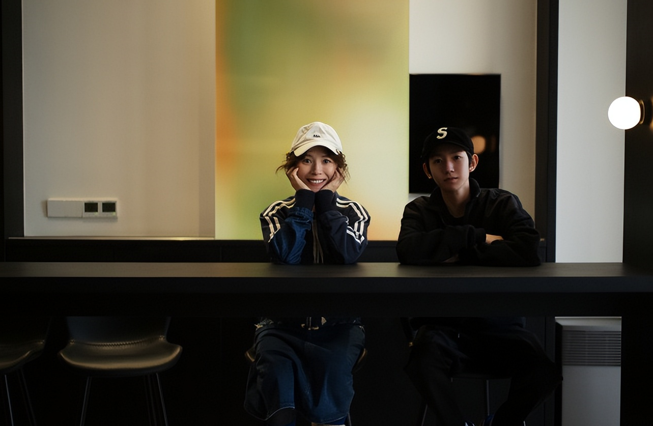 黄雅莉与王源久违小聚,孕妈肚大如箩状态良好,王源升级了