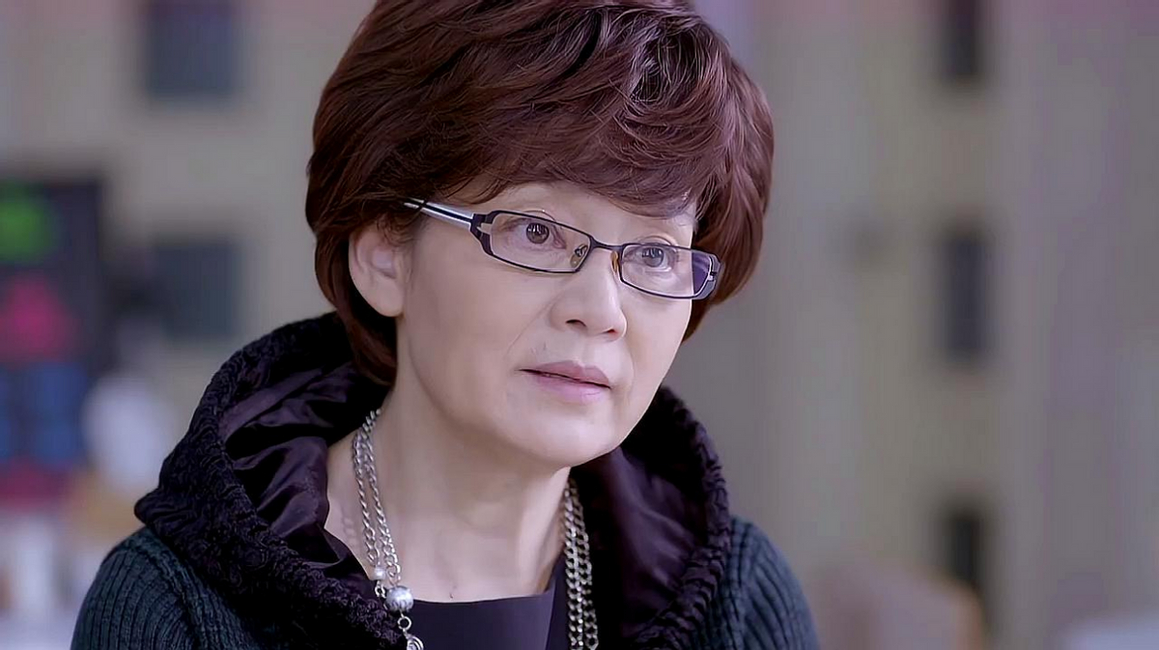 杨延晋的妻子洪融可不是省油的灯,她知道这事后,大闹片场,将潘虹写给