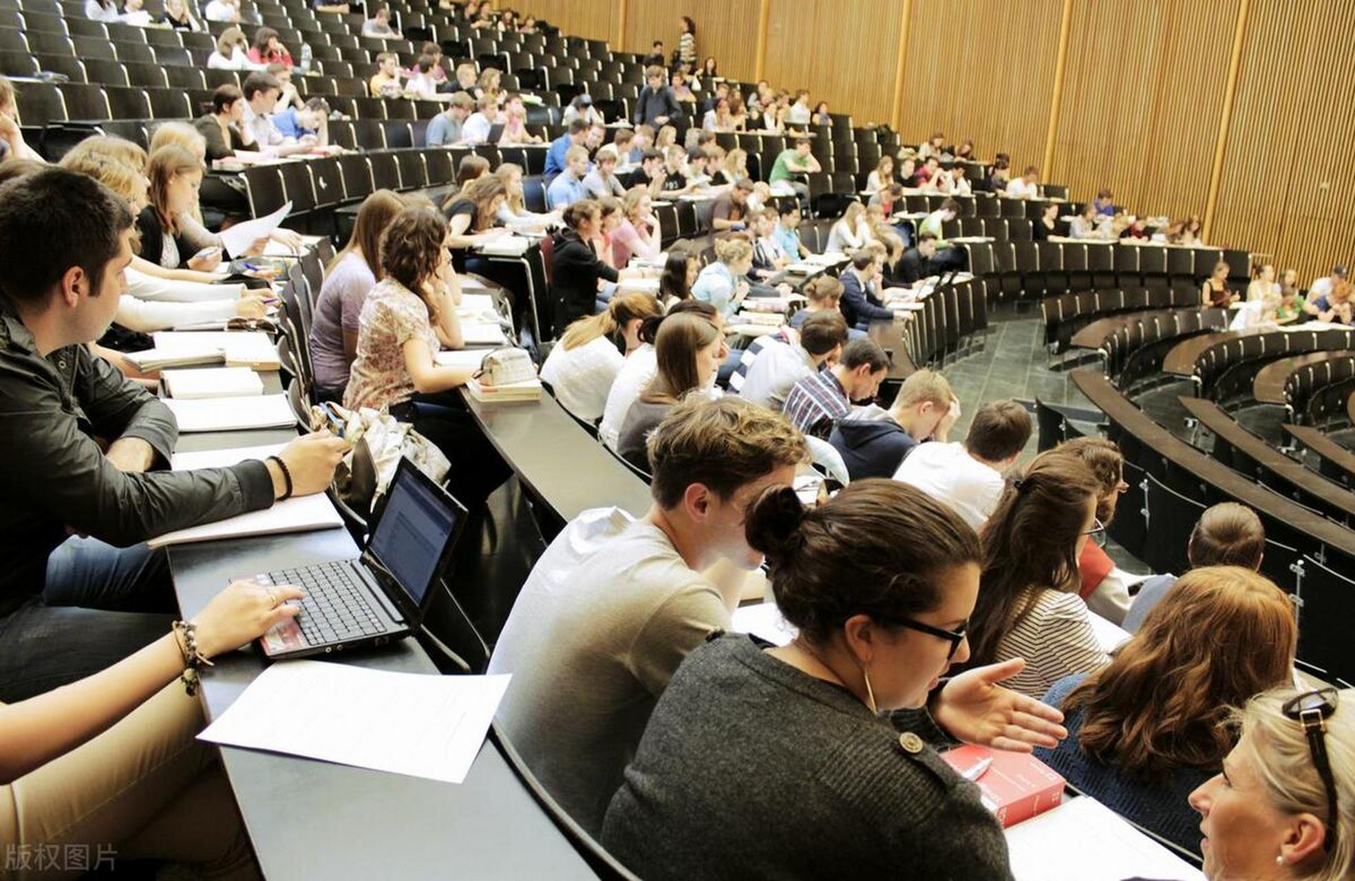 大学提供良好的学术氛围,师资力量和人际关系,而专业则影响就业前景和