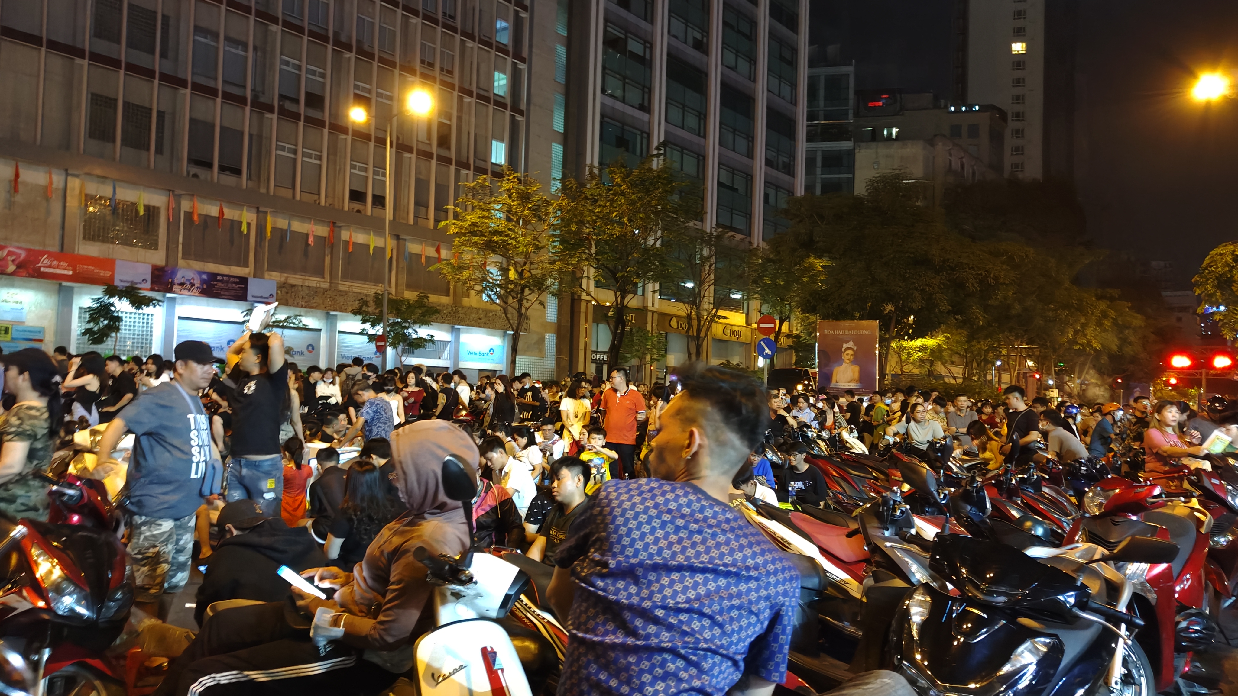 这是越南胡志明市的街头,这里就是摩托车的海洋,每到上下班高峰,路上