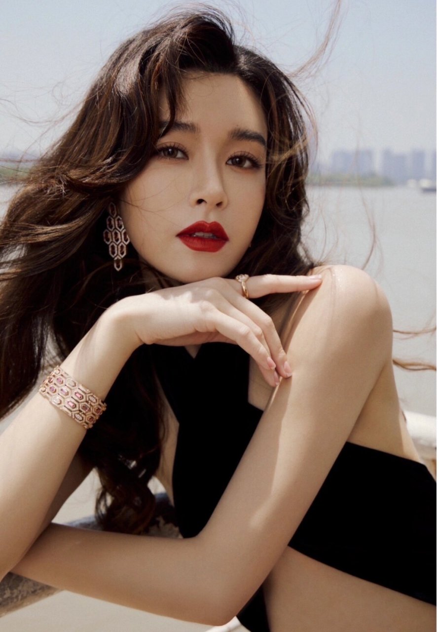 文咏珊|风情万种 消失的她里太美了7515  文咏珊身着一袭修身的