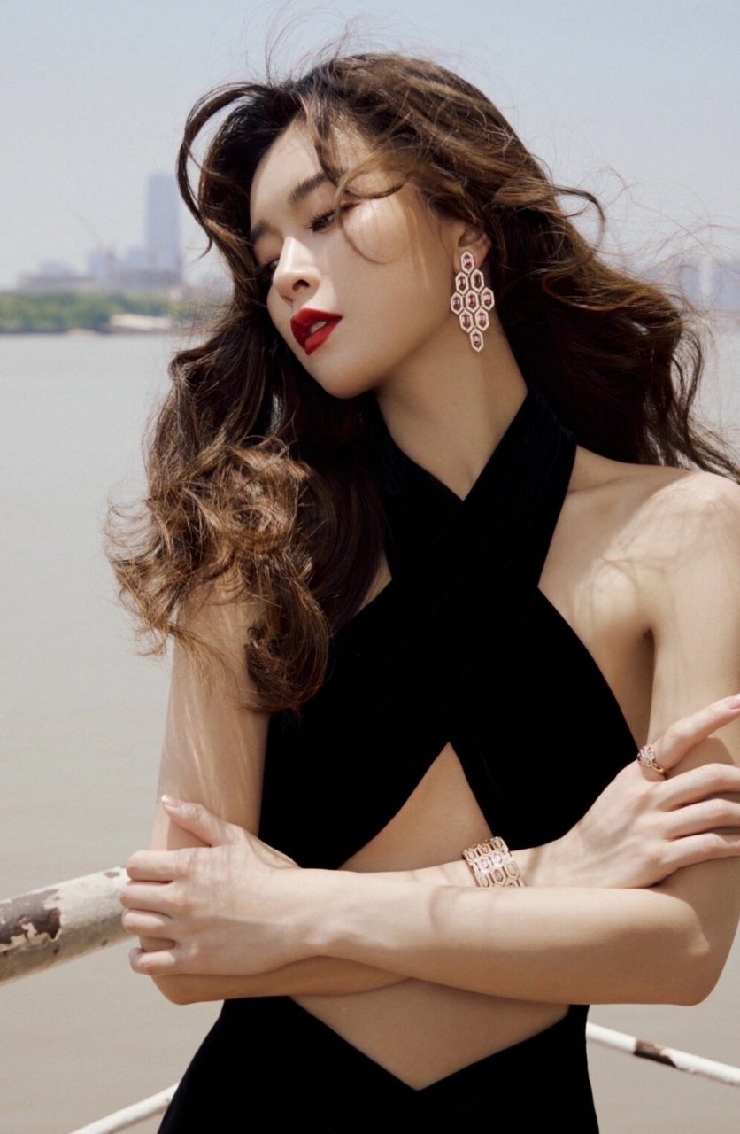 消失的她里太美了7515  文咏珊身着一袭修身的黑色礼服亮相,镂空