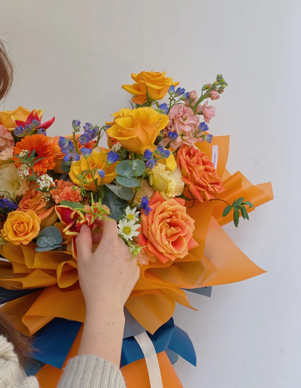 对比色花束:绽放专业与想象力的视觉盛宴 在花艺的世界里,色彩的搭配