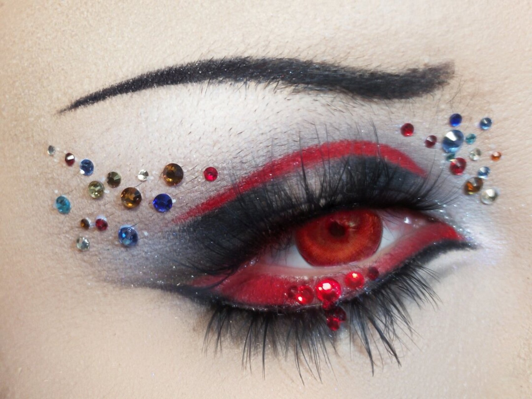 秀场灵感眼妆| undercover 2014 fw  我一直以来都对哥特风秀场妆很